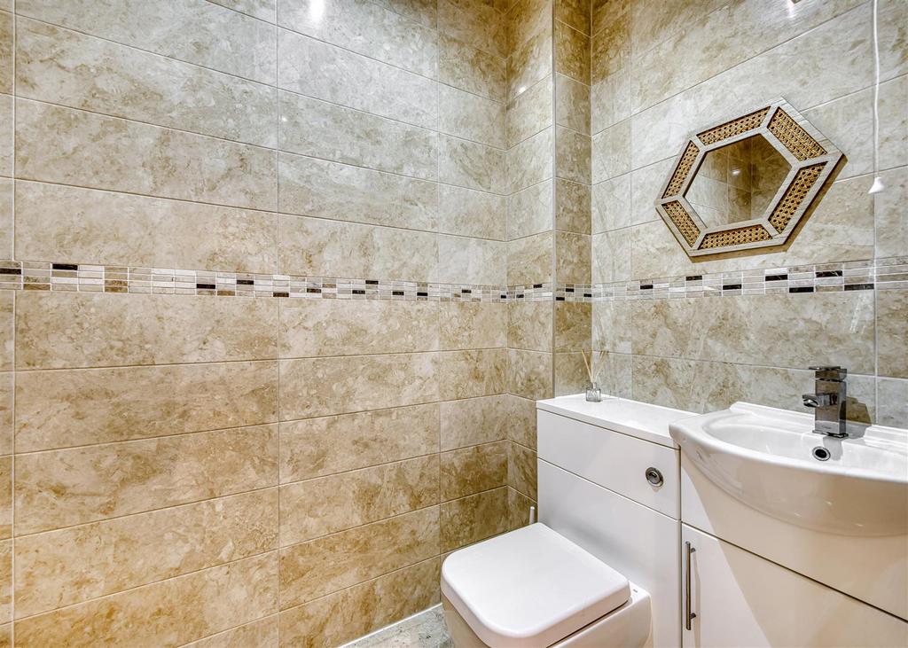 3b Castlecroft Lane-cloaksroom.jpg