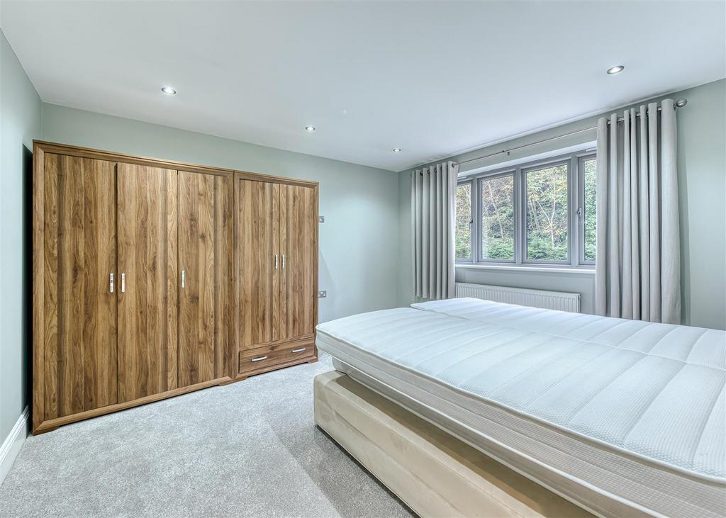 3b Castlecroft Lane-bed1.jpg