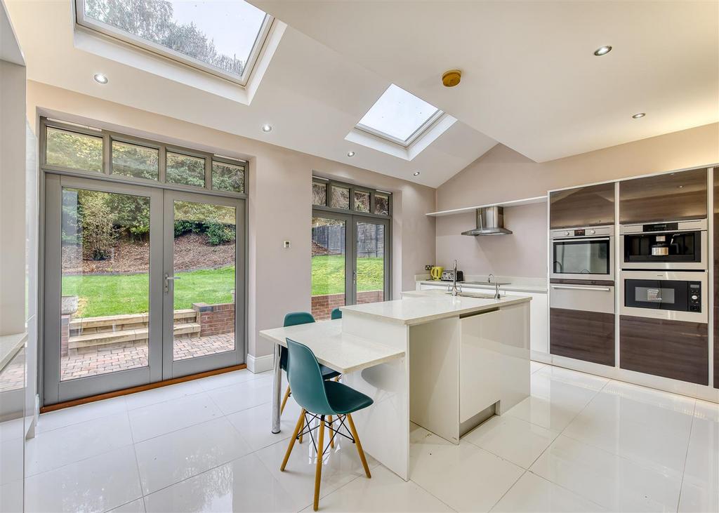 3b Castlecroft Lane-kitchen1.jpg
