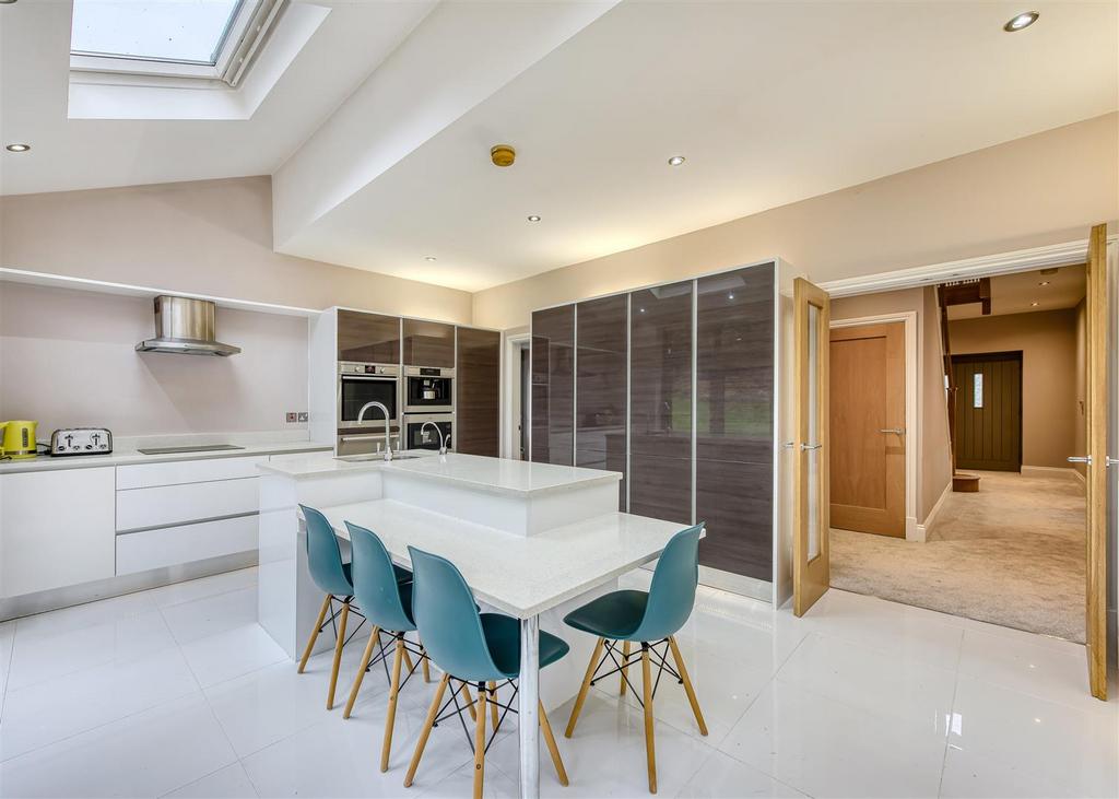 3b Castlecroft Lane-kitchen6.jpg