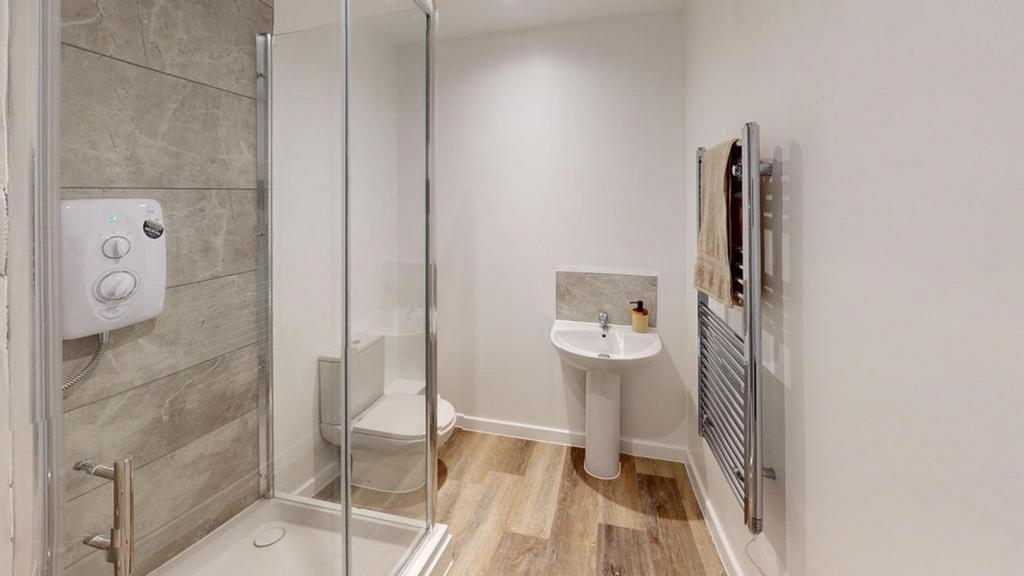 A modern and clean bathroom featuring a spaciou...