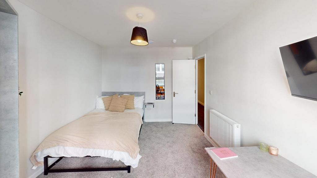 A bright and clean double bedroom with modern d...