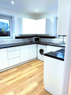 3 bedroom terraced house to rent, Whitear Walk, London E15