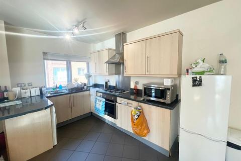 2 bedroom flat to rent, *£125PPPW Excluding Bills* Portland Square, Nottingham, NG7 4HR