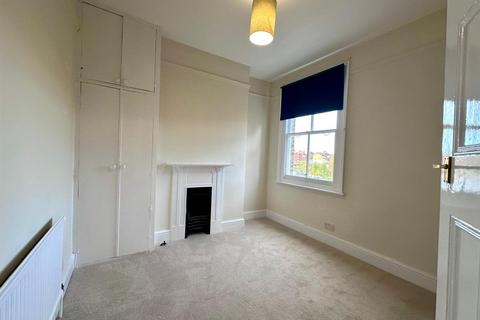 4 bedroom flat to rent, Manor Parade, Manor Road, London