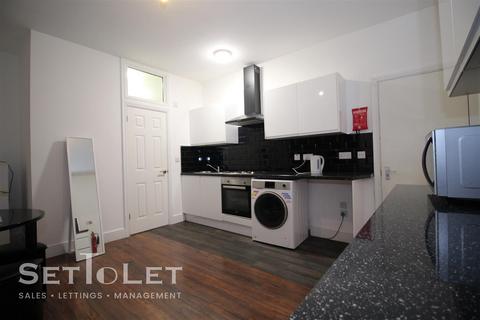 4 bedroom flat to rent, Brazil Street, Leicester