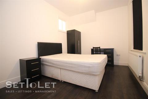 4 bedroom flat to rent, Brazil Street, Leicester