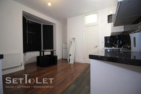 4 bedroom flat to rent, Brazil Street, Leicester