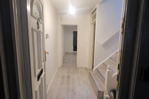 3 bedroom terraced house to rent, Valley Side, London, E4