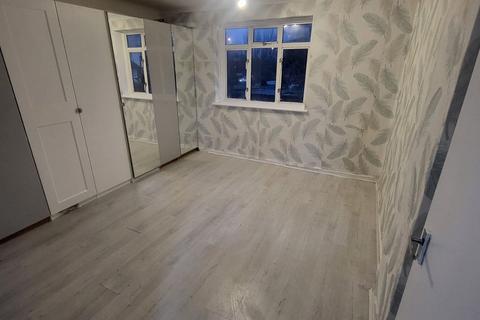 3 bedroom terraced house to rent, Valley Side, London, E4