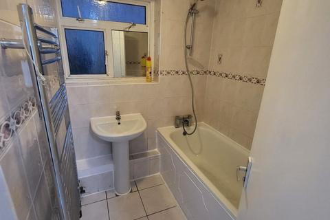 3 bedroom terraced house to rent, Valley Side, London, E4