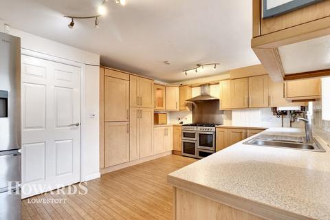 6 Abbeydale, Carlton Colville, Lowestoft, NR33 8WJ