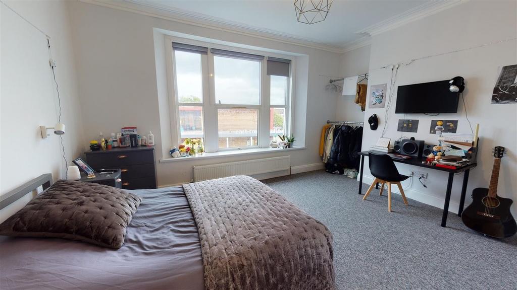 A spacious and well lit large double bedroom fe...