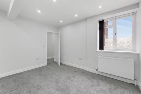 2 bedroom flat to rent, Upper Richmond Road West, Sheen