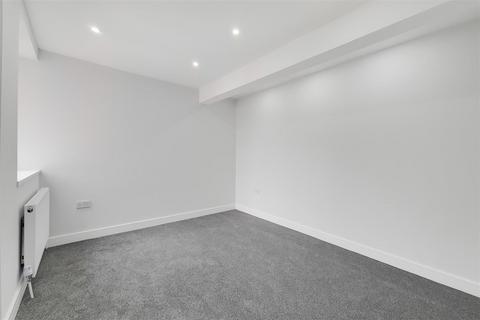 2 bedroom flat to rent, Upper Richmond Road West, Sheen