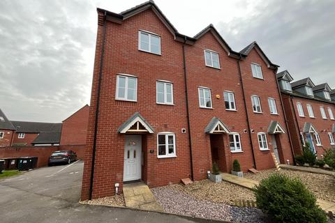 4 bedroom townhouse to rent, Hull Street, Hilton, DE65