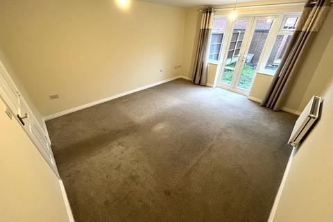 4 bedroom townhouse to rent, Hull Street, Hilton, DE65