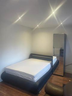 Studio to rent, Princes Avenue, Acton