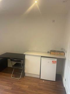 Studio to rent, Princes Avenue, Acton