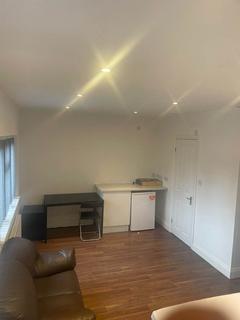 Studio to rent, Princes Avenue, Acton