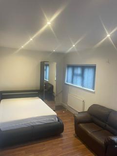 Studio to rent, Princes Avenue, Acton