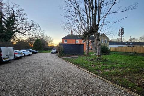 2 bedroom maisonette to rent, Bury Road, Chingford