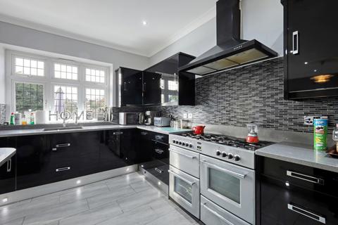 8 Edward Close, Romford, RM2 6QH