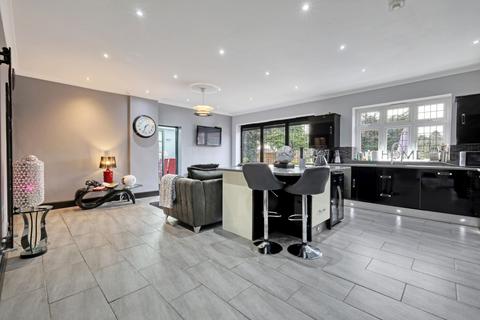 8 Edward Close, Romford, RM2 6QH
