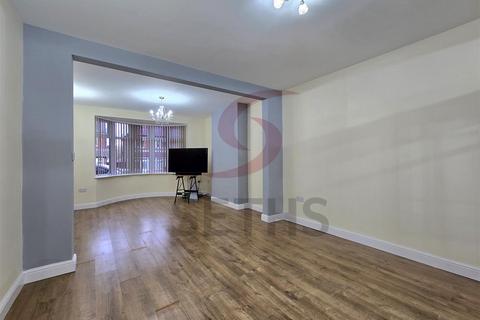 3 bedroom semi-detached house to rent, Wavertree Drive, Leicester LE4