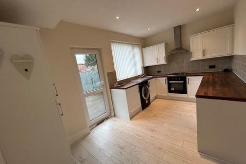 3 bedroom semi-detached house to rent, Colwall Avenue, Hull