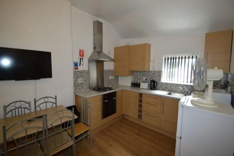 2 bedroom apartment to rent, Chester Road, Manchester, M15