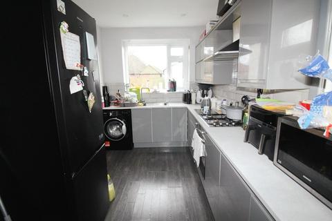 3 bedroom semi-detached house to rent, Ederoyd Avenue, Stanningley, Pudsey