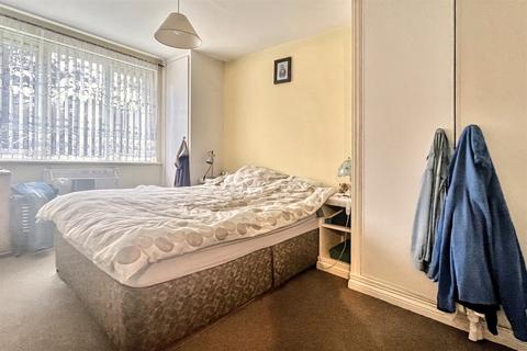 1 bedroom flat for sale, St Denys