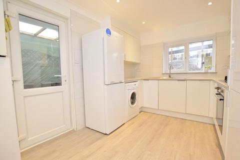 3 bedroom terraced house to rent, Avenons Road, London, E13