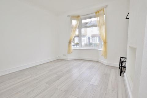 3 bedroom terraced house to rent, Avenons Road, London, E13