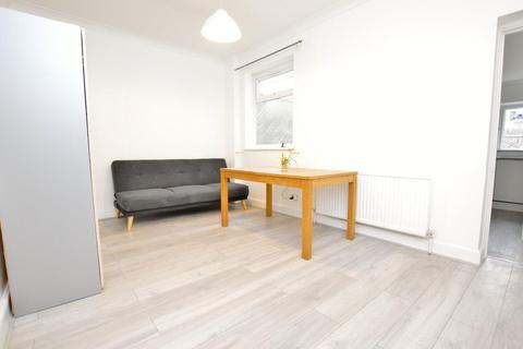 3 bedroom terraced house to rent, Avenons Road, London, E13