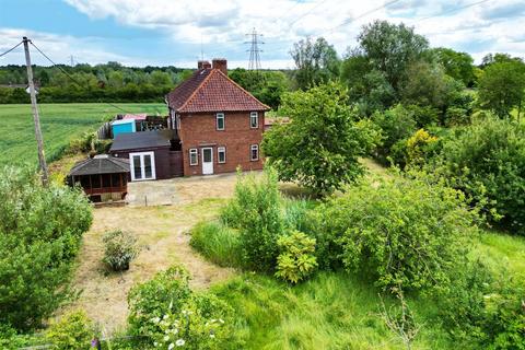 3 bedroom semi-detached house to rent, Kelvedon Road, Coggeshall, Colchester