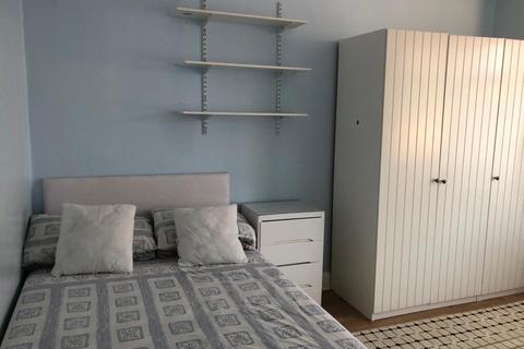 1 bedroom in a house share to rent, Babington Road, London NW4