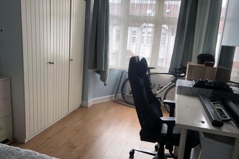 1 bedroom in a house share to rent, Babington Road, London NW4