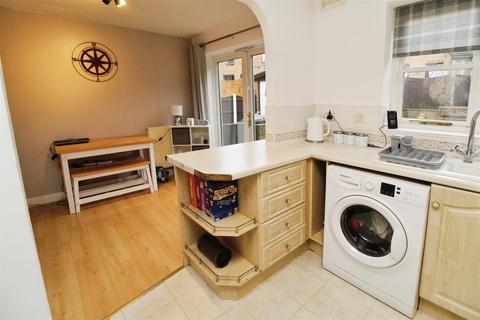 30 Knightsbridge Walk, Bradford, BD4 6ES