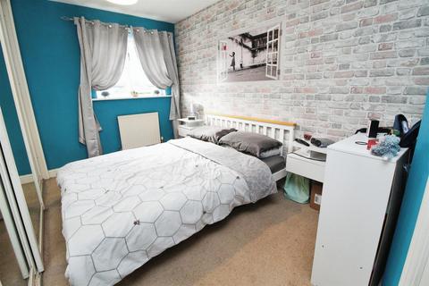30 Knightsbridge Walk, Bradford, BD4 6ES