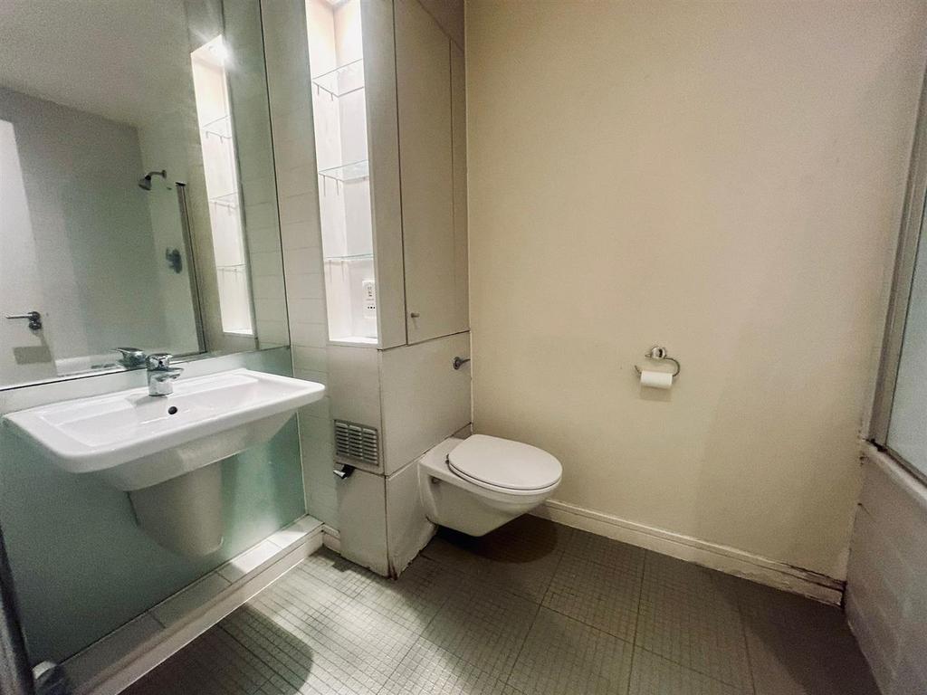 Bathroom 1.jpg