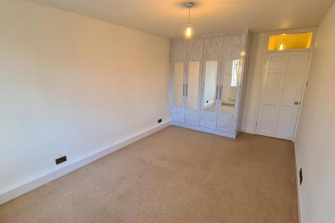 2 bedroom flat to rent, Leamington House, Stonegrove, Edgware, HA8