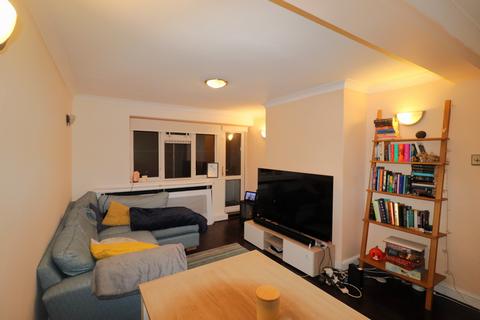 3 bedroom flat to rent, Chigwell Road, London E18