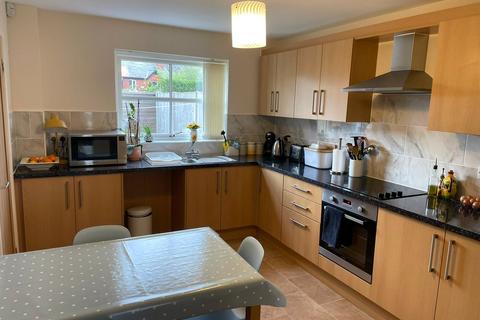 3 bedroom end of terrace house to rent, Hulme Hall Road, Cheadle Hulme