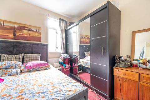 2 bedroom flat for sale, Rochester Avenue, Plaistow, London, E13