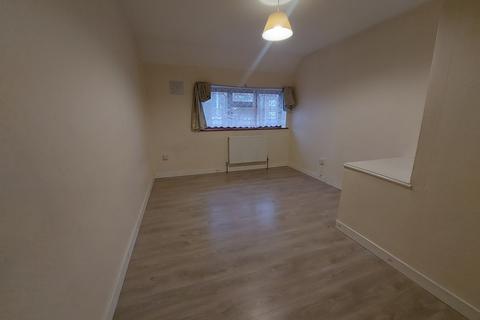 3 bedroom terraced house to rent, Petersfield Avenue, Harold Wood