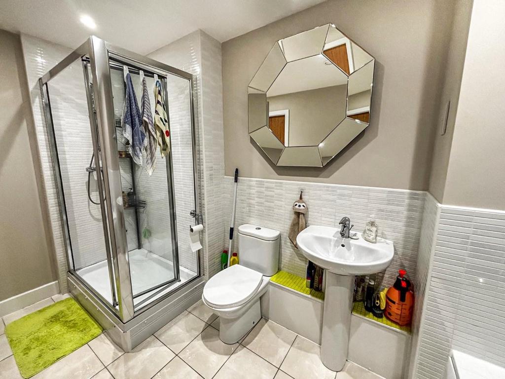 Bathroom 1.jpg