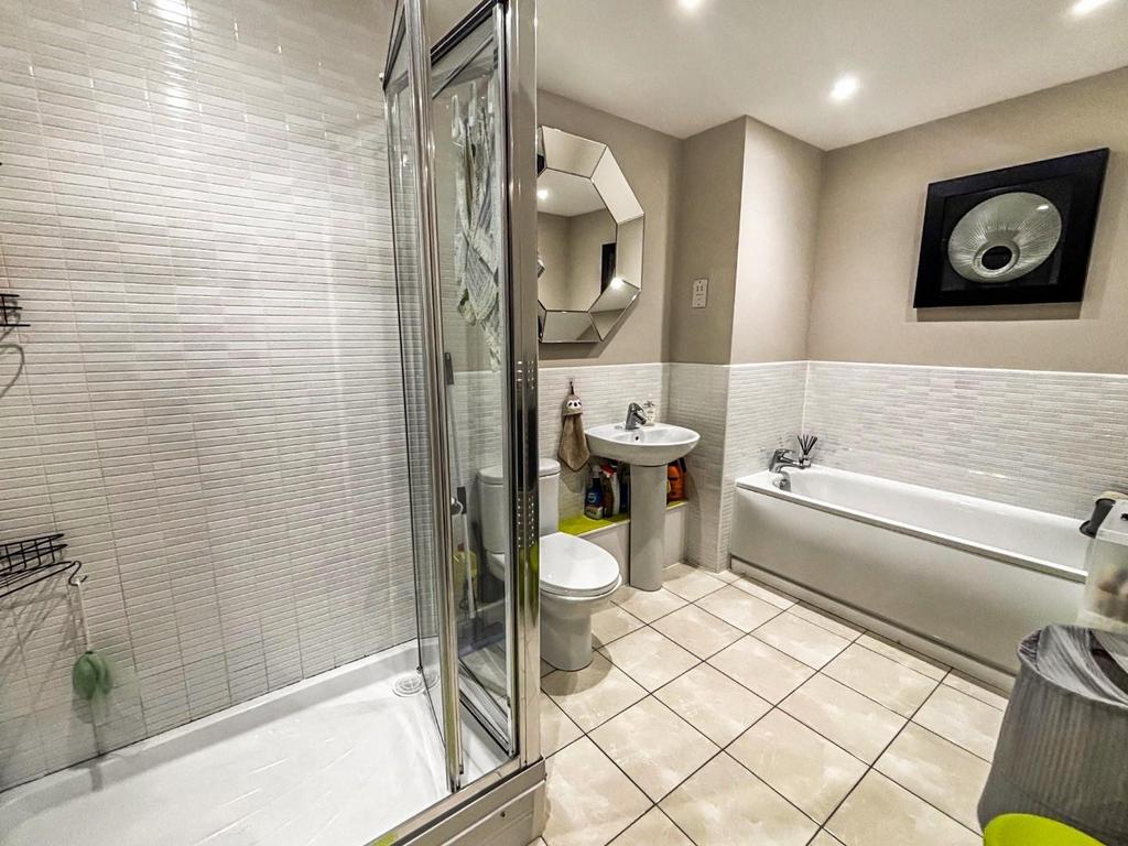 Bathroom 2.jpg