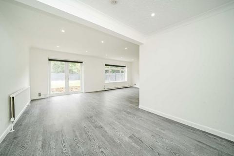 4 bedroom detached house to rent, Mandeville Drive, Surbiton KT6